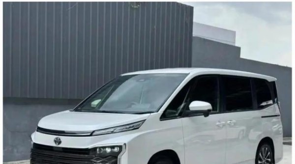 凤凰彩票「中国」有限公司 不声不吭，丰田甩出小埃尔法! 卖13.2万，7座+1.8L混动，太香了~