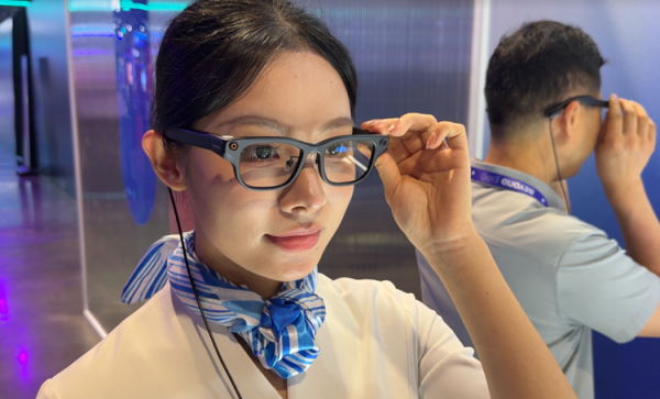 凤凰彩票中国官网入口 讯飞AI眼镜发布：40克超轻机身，以致加入唇动识别多模态降噪!
