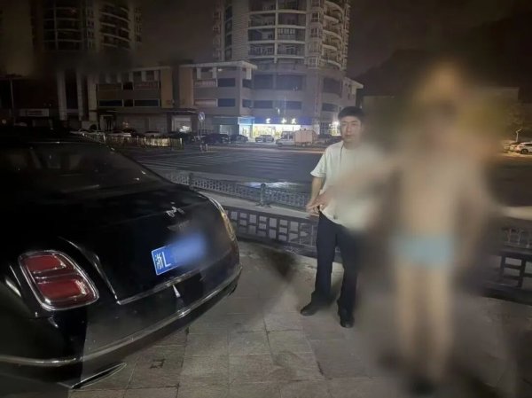 凤凰彩票中国官网入口 一辆宾利内放着3000多万元财物，半夜被东谈主盗走价值30万元的金条和腕表
