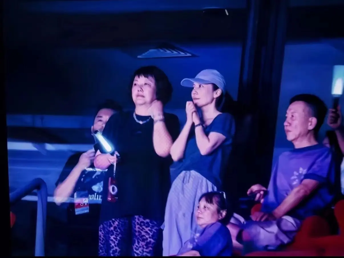 凤凰彩票「中国」有限公司 王菲和闺蜜俞飞鸿现身鸟巢不雅看谢霆锋演唱会，两东谈主太像，容易认错