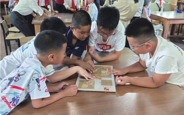 凤凰彩票中国官网入口 欢度“六一” 童趣慷慨