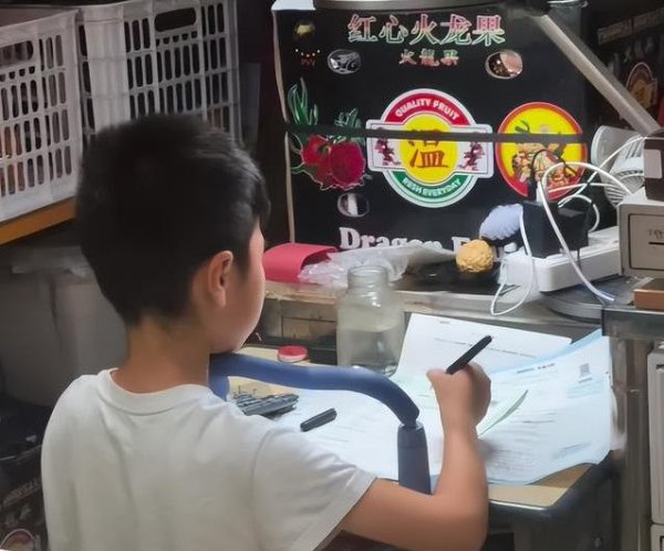 凤凰彩票「中国」有限公司 武汉小学生在侵扰摊位写功课头也不回父母恩爱奉陪培养出优秀定力